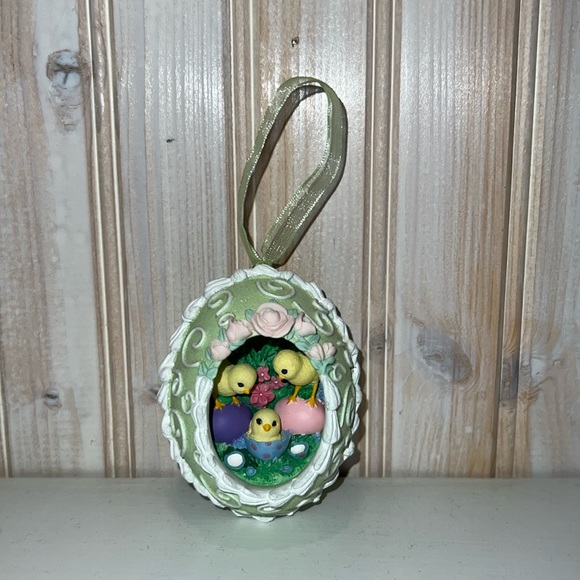 2002 Hallmark Spring Peepers ornament - Picture 2 of 4